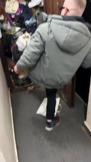 Москвичка превратила квартиру в мусорную свалку